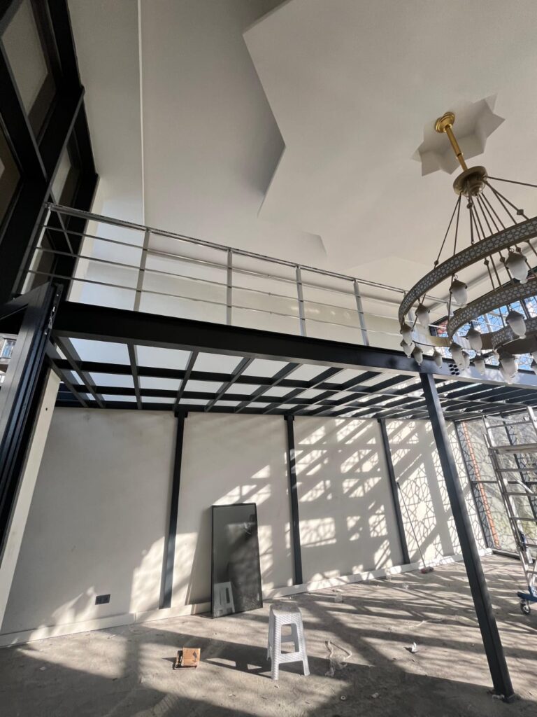Modern çelik konstrüksiyon asma kat imalatı ve metal kaynak işçiliği